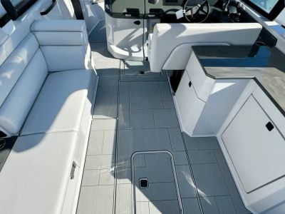 2024 Aviara AV32 Outboard - Photo 12
