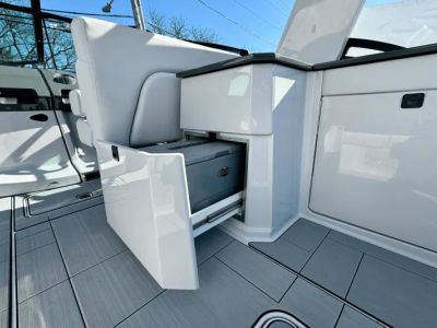 2024 Aviara AV32 Outboard - Photo 19