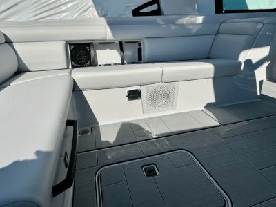 2024 Aviara AV32 Outboard - Photo 11