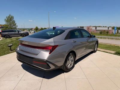 2025 Hyundai Elantra - Photo 5