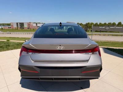 2025 Hyundai Elantra - Photo 4