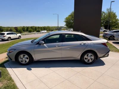 2025 Hyundai Elantra - Photo 2