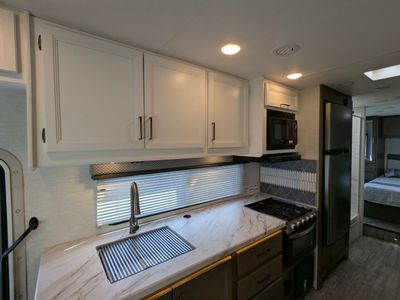 2025 Thor Motor Coach Four Winds — photo 8 view