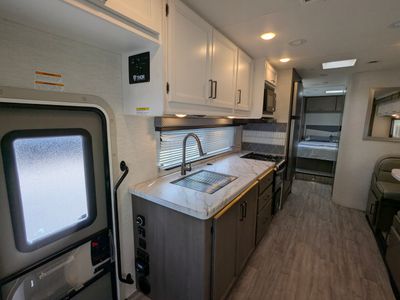 2025 Thor Motor Coach Four Winds — photo 21 view