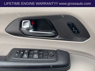 2023 Chrysler Pacifica — detail view