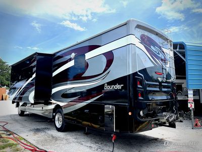 2018 Fleetwood Bounder - Photo 2