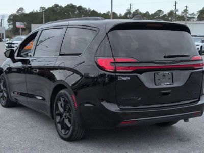 2025 Chrysler Pacifica - Photo 3