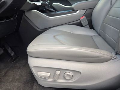 2022 Toyota Highlander Hybrid - Photo 13