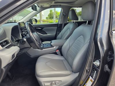 2022 Toyota Highlander Hybrid - Photo 12