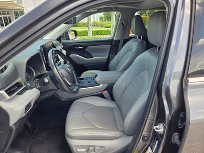 2022 Toyota Highlander Hybrid - Photo 11