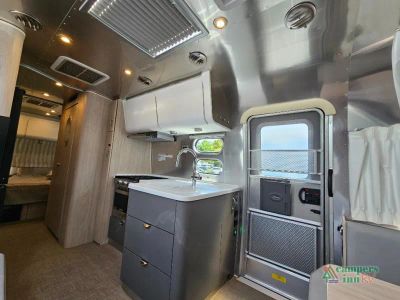 2025 Airstream Globetrotter — photo 15 view