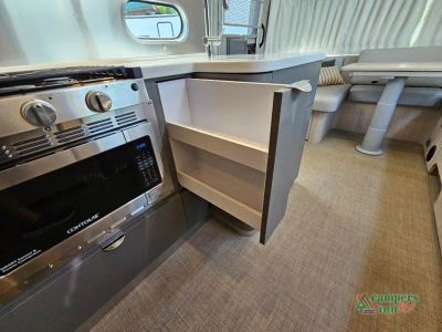 2025 Airstream Globetrotter — photo 33 view