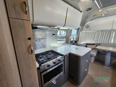 2025 Airstream Globetrotter — photo 16 view