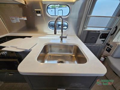 2025 Airstream Globetrotter — photo 31 view