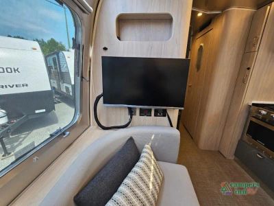 2025 Airstream Globetrotter — photo 28 view