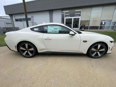2025 Ford Mustang - Photo 2
