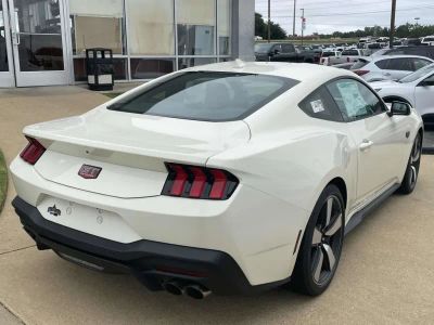 2025 Ford Mustang - Photo 3
