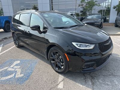 2026 Chrysler Pacifica - Photo 2