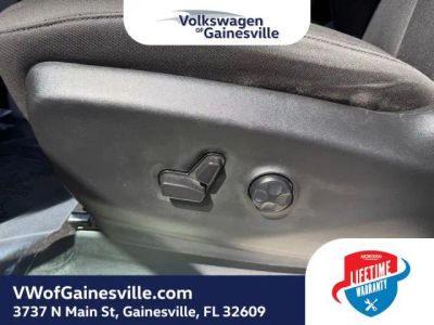 2023 Chrysler Voyager — photo 16 view