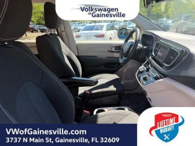 2023 Chrysler Voyager — photo 8 view
