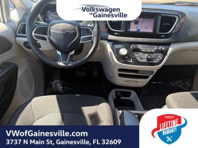 2023 Chrysler Voyager — photo 12 view