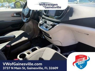 2023 Chrysler Voyager — photo 9 view