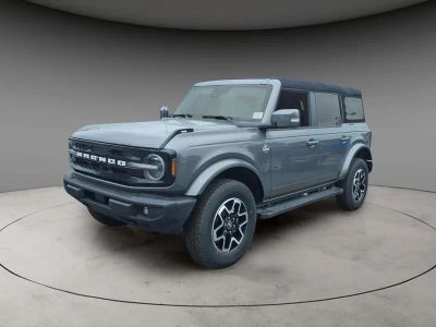 2024 Ford Bronco Outer Banks in Gray Metallic — front three-quarter view
