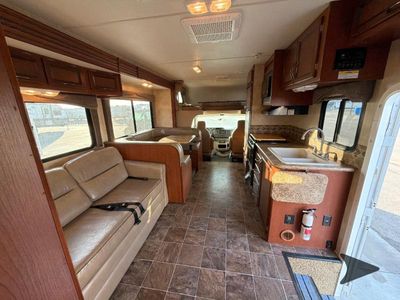 2013 Thor Motor Coach Chateau — photo 9 view