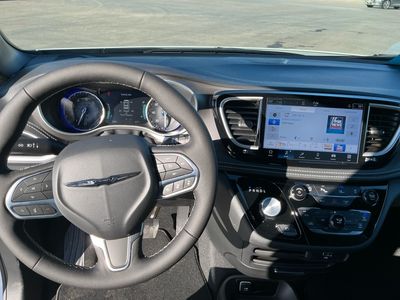 2026 Chrysler Pacifica — photo 10 view