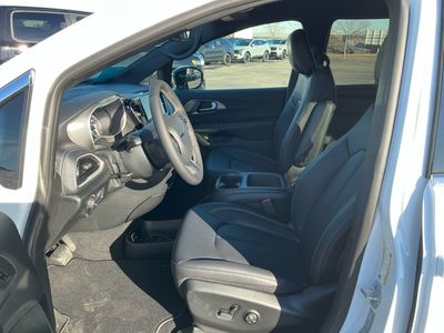 2026 Chrysler Pacifica — photo 8 view
