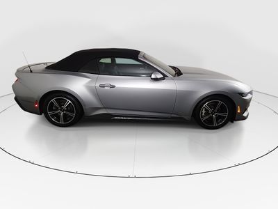 2025 Ford Mustang - Photo 8