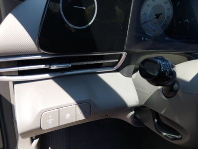 2025 Hyundai Elantra — photo 13 view