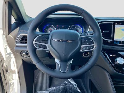 2024 Chrysler Pacifica — photo 11 view