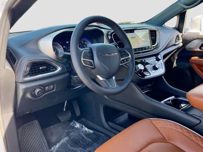 2024 Chrysler Pacifica — photo 9 view