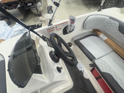 2025 Bayliner M15 - Photo 16