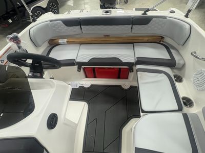 2025 Bayliner M15 - Photo 10