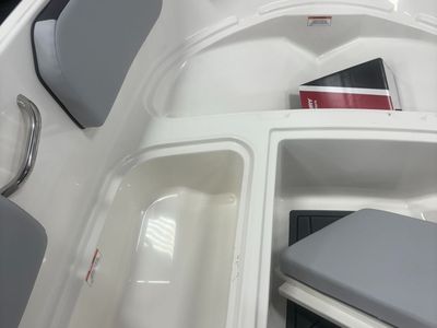 2025 Bayliner M15 - Photo 11