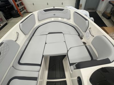 2025 Bayliner M15 - Photo 8