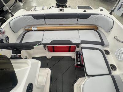 2025 Bayliner M15 - Photo 9