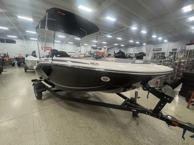 2025 Bayliner M15 - Photo 3