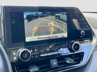 2023 Toyota Highlander — photo 13 view