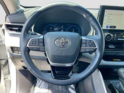 2023 Toyota Highlander — photo 11 view