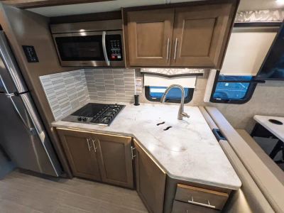 2022 Thor Motor Coach MAGNITUDE — photo 11 view
