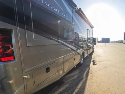 2022 Thor Motor Coach MAGNITUDE — photo 19 view