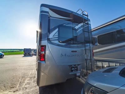 2022 Thor Motor Coach MAGNITUDE — photo 32 view
