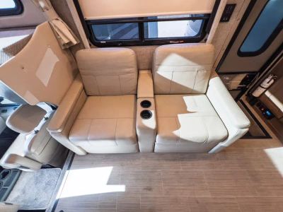 2022 Thor Motor Coach MAGNITUDE — photo 10 view