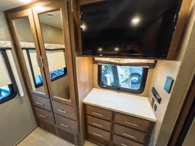 2022 Thor Motor Coach MAGNITUDE — photo 18 view