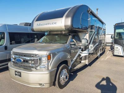 2022 Thor Motor Coach MAGNITUDE — photo 33 view