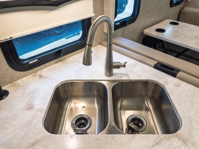 2022 Thor Motor Coach MAGNITUDE — photo 13 view