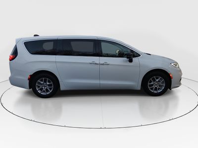 2024 Chrysler Pacifica — photo 8 view